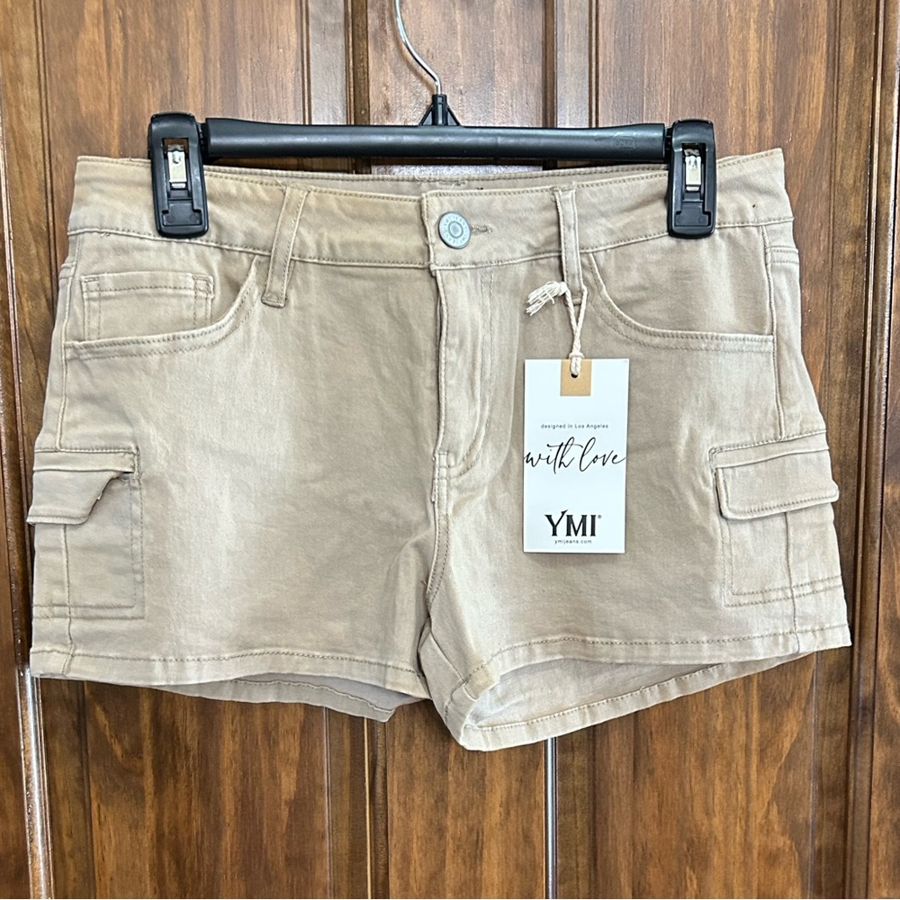 YMI Women’s Cargo Shorts Tan 9/29 9”rise 2.5” inseam NWT  (C-60)